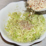 капустный салат с толчеными орехами и чесноком